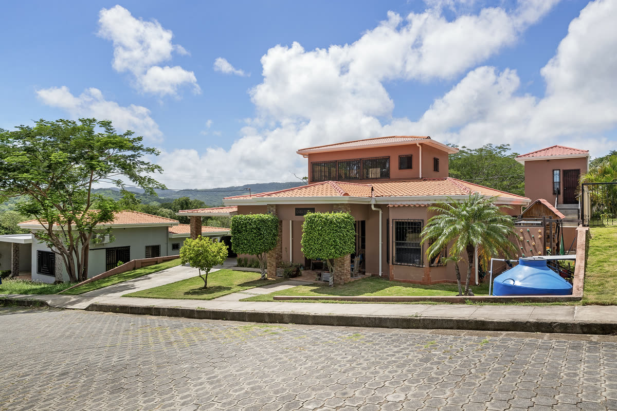 Four bedrooms and a pool, five minutes from town, Prado Hills · San Juan del Sur
